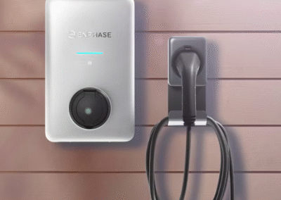 Een foto van de laadpaal Enphase EV Charger 2 aan de muur