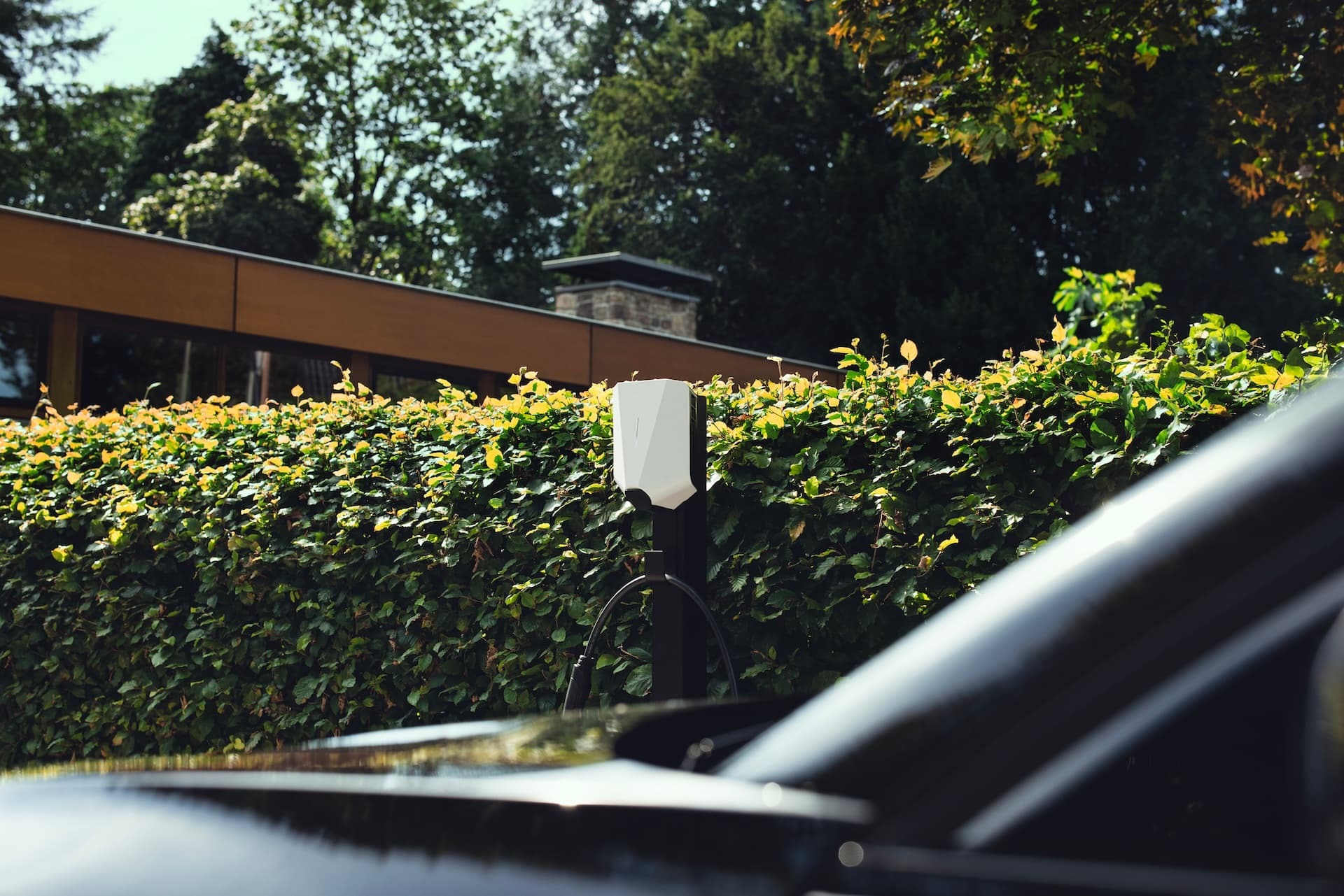 Easee Charge Up Een foto van de laadpaal Easee Charge Up waarbij een auto aan het opladen is.